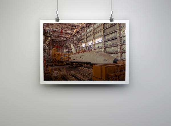 Poster 🚀 Les vaisseaux BURAN laissés à l'abandon dans le cosmodrome de Baïkonour - Edition limitée, numérotée et signée - Papier Glacé Supérieur 210 g/m²